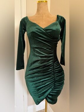Elegant Emerald Green Ruched Long-Sleeve Mini Dress